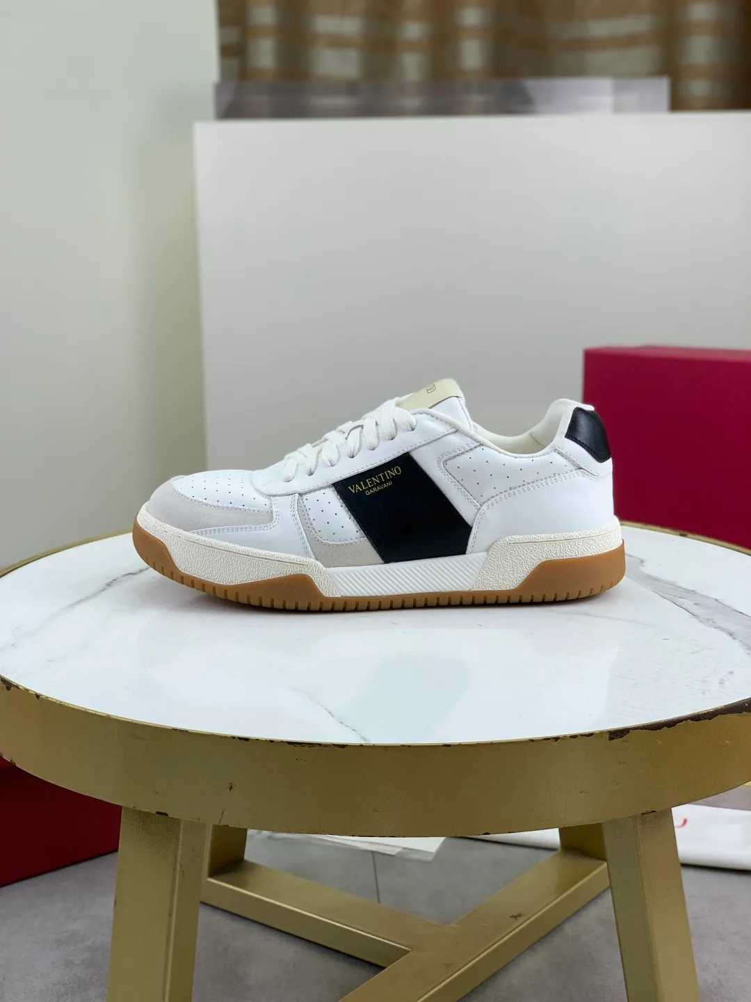 Men's men's shoes 💰P660 new top version of Valentino couple's bread shoes! Valentino Joie de Jouer series Velcro thick sole bread shoes couple style casual sports shoes white shoes original purchase development and production Joie de Jouer series simple style without losing style. The pure white base is paired with fresh green and soft beige, and the unique Velcro design highlights your personality. Every detail tells fashion and quality, wear it, take a confident step, and start the trend journey ✔️Fabric: Original customized imported first-layer cowhide ✔️Inner lining: Original customized soft sheepskin lining ✔️Outsole: Original molded non-slip TPU material ✔️Sole thickness: 3.5CM ✔️Size: Women's 35-41 Men's 38-46 (38. Male, 41 female, 46 non-refundable
